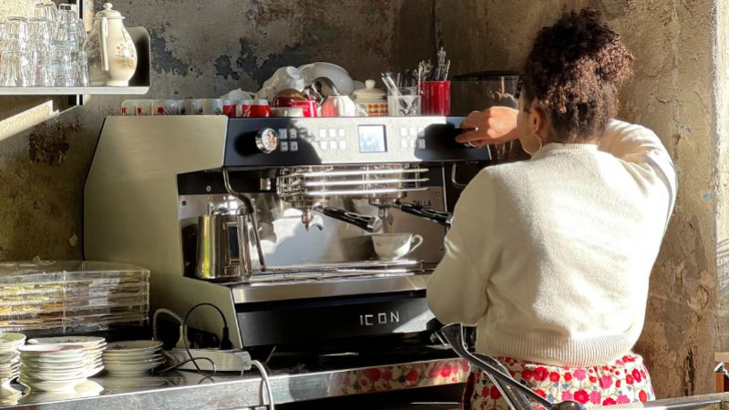 Est Bar: Fashion, Music, and Coffee