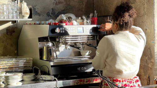 Est Bar: Fashion, Music, and Coffee