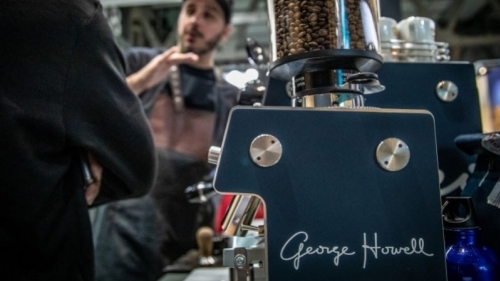 Mina Smart Bar en un conjunto personalizado de George Howell
